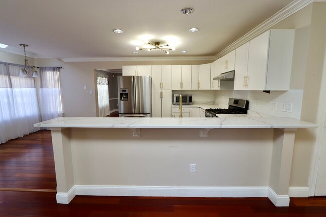 Building Photo - 2969 Columbia Dr