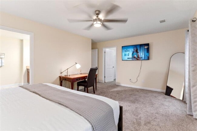 Building Photo - 2896 S Hills