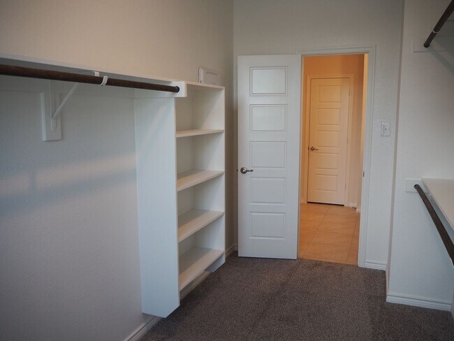 Building Photo - 2407 Klamath Dr