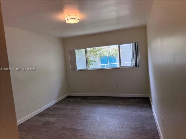 Building Photo - 10001 W Bay Harbor Dr