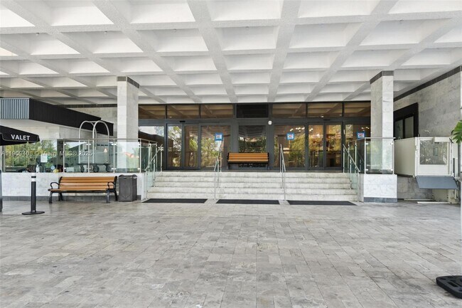 Building Photo - 4101 Pine Tree Dr