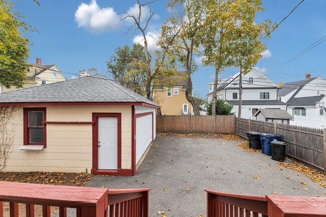 Building Photo - 204 Maple St