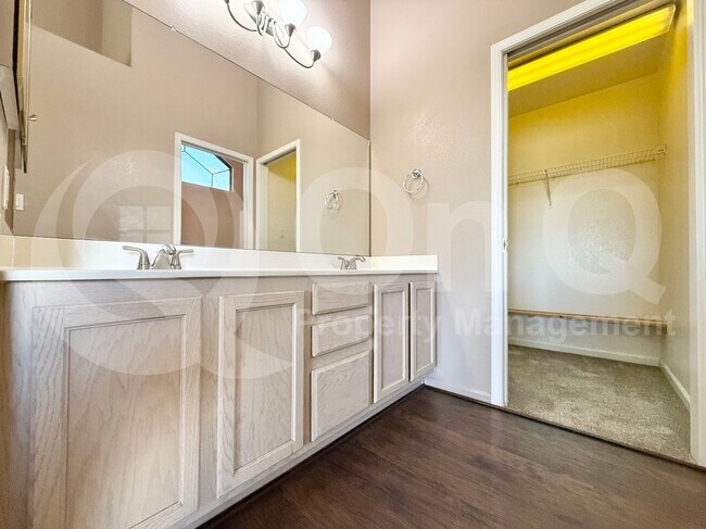 Building Photo - 1001 N Pasadena