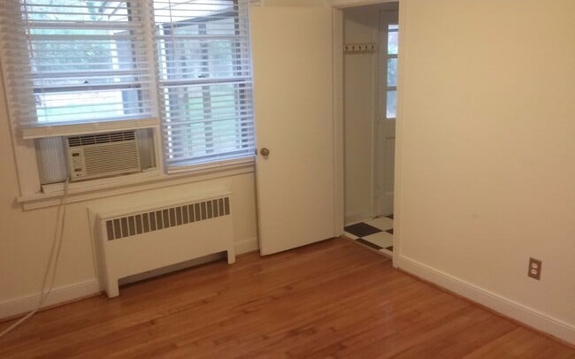 Building Photo - Classic 3 Bedroom Brick Rancher in Henrico...