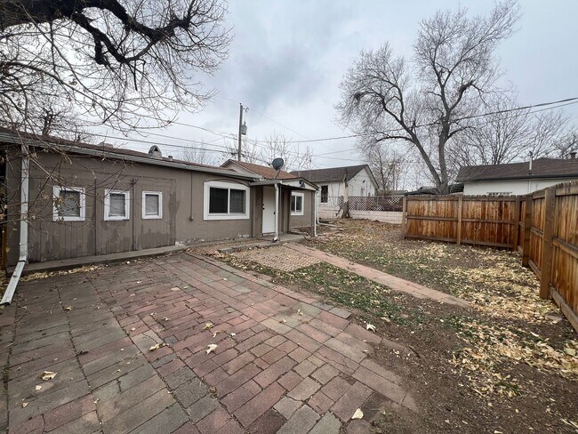 Building Photo - 2 Bed 1 Bath House in Westwood Neighborhood