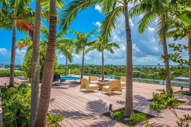 Building Photo - 9940 W Bay Harbor Dr