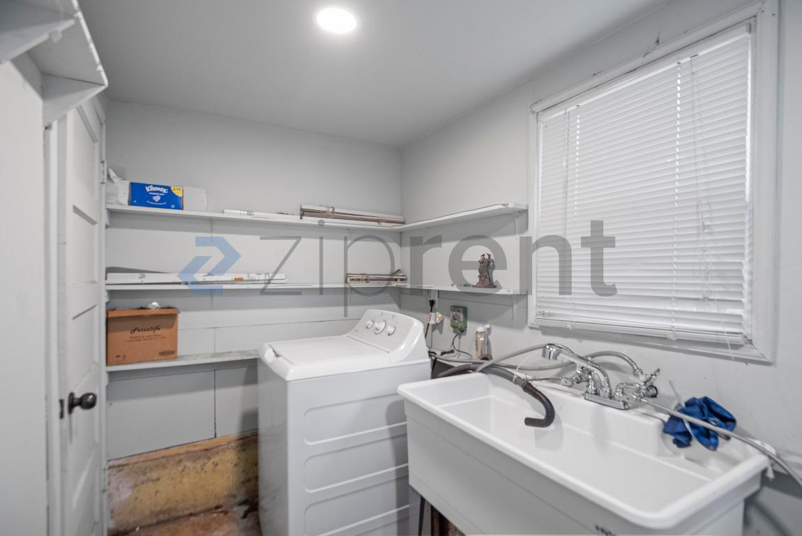 Building Photo - 5914 Mauritania Ave