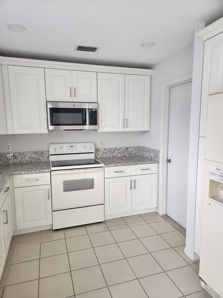 Building Photo - 9712 Saratoga Park Ct