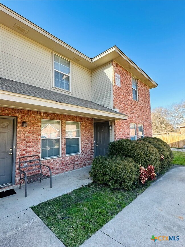 Building Photo - 304 Creek St