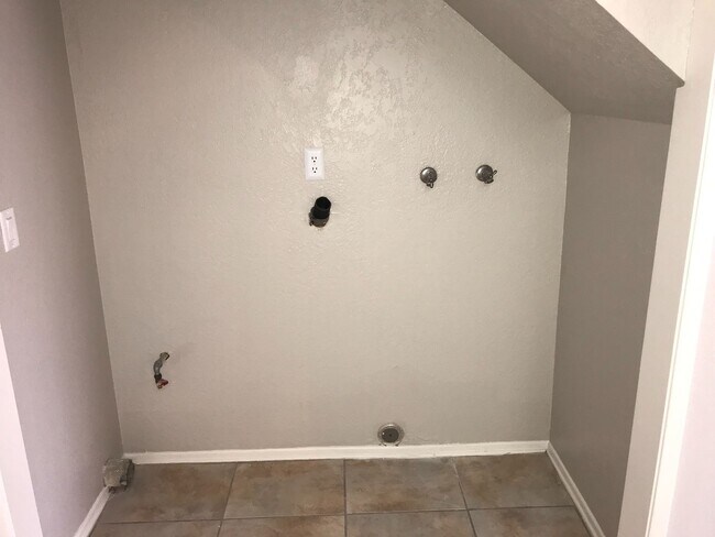 Building Photo - AVAILABLE NOW!! 2 Bedroom / 2 Bathroom Townhome in San Bernardino w/ Garage!