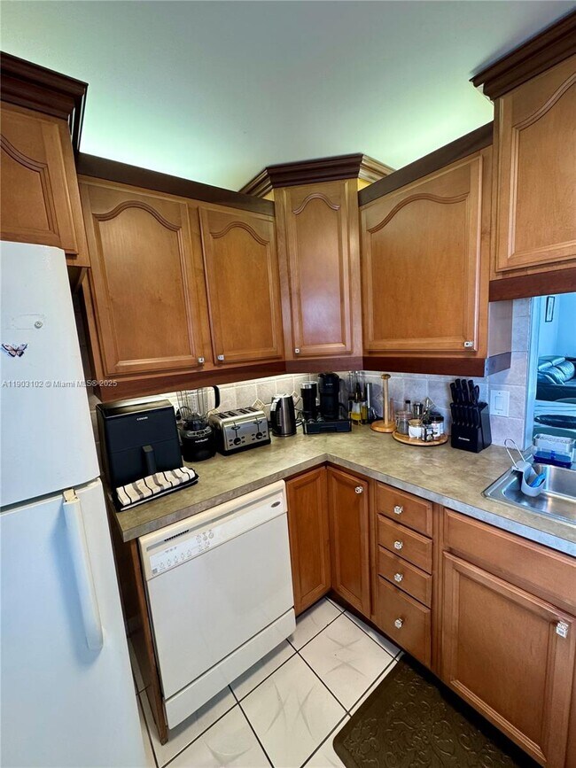 Building Photo - 505 E Dania Beach Blvd