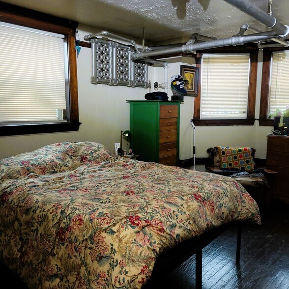 Building Photo - 1925 W 77th St