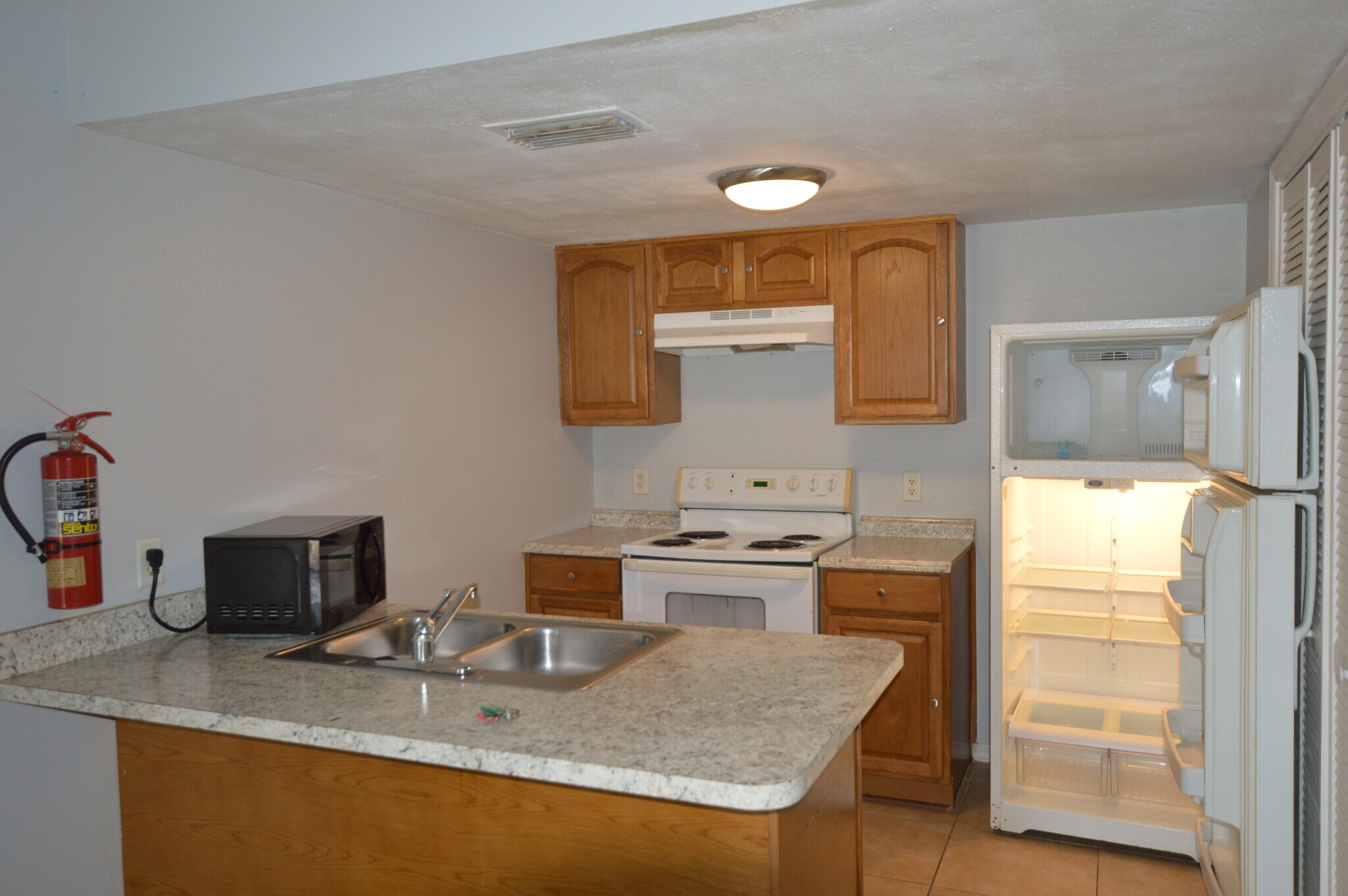 Building Photo - 7947 Pinehurst Dr