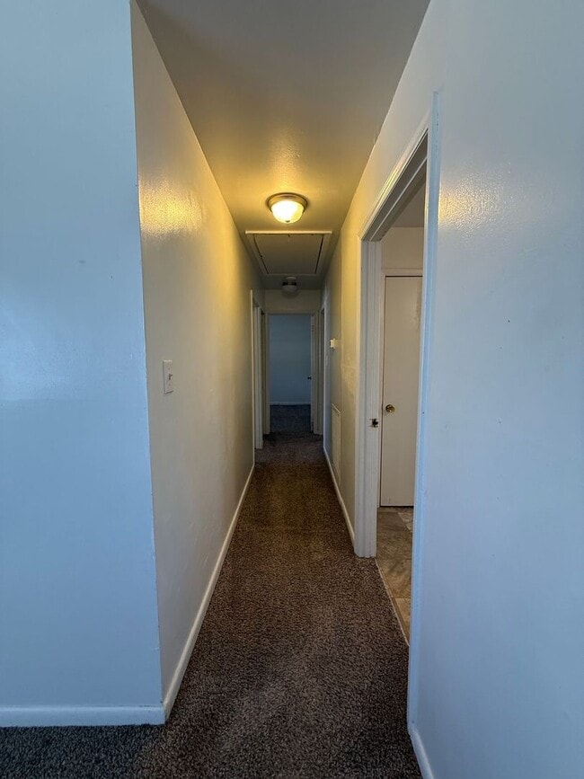 Building Photo - 4 bedroom, 2 bath House