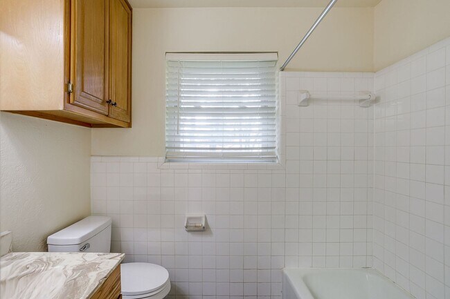 Building Photo - Amazing 4 Bedroom 2, Bath Home in Desirabl...