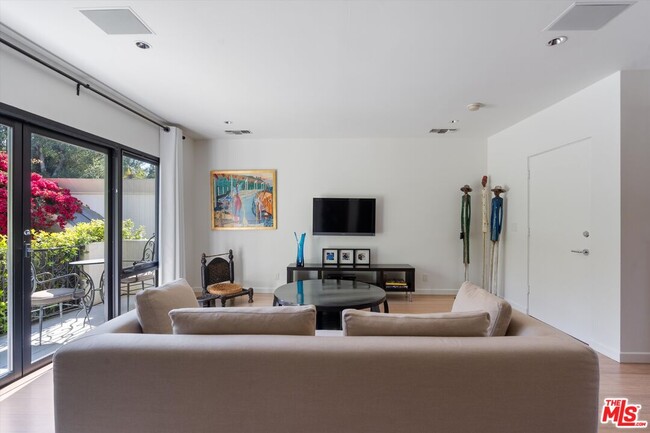 Building Photo - 2328 San Ysidro Dr