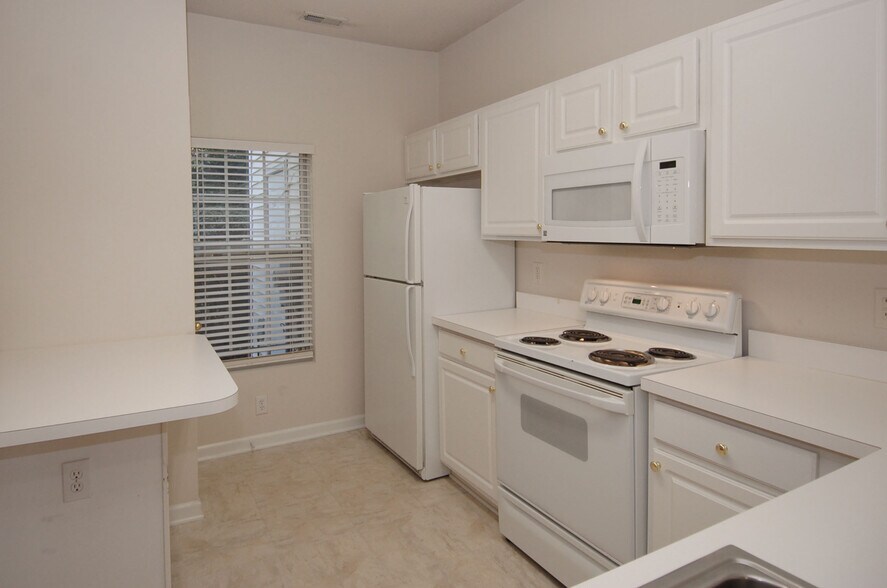 Building Photo - 221 Orchard Park Dr