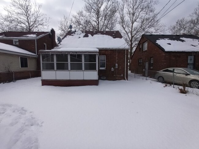 Building Photo - 3 bedroom/1.5 bath now available! $1300/mo!