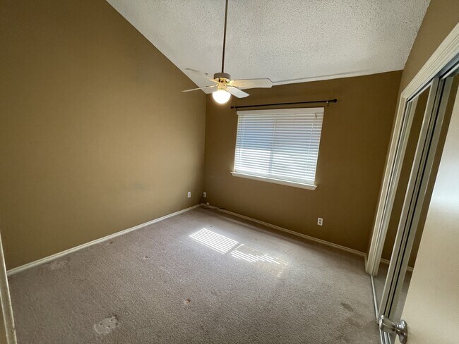 Building Photo - 3202 Fairview Dr