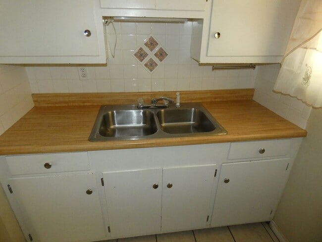 Building Photo - 2 bedroom, 1 bath