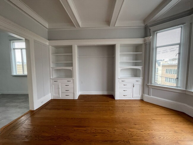 Building Photo - Charming 1BD with Multiple Bay Windows and...