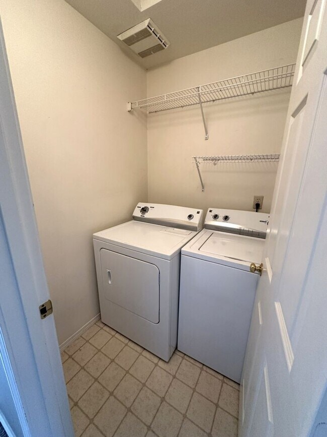 Building Photo - Beautiful 2 Bed 1.5 Bath Condo!