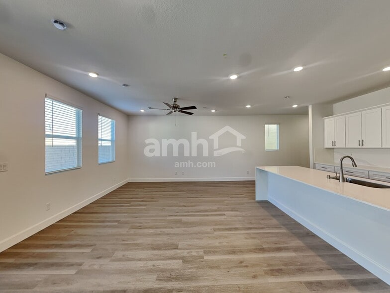 Building Photo - 6428 Marthas Vineyard Ave