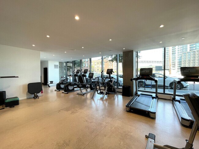 Building Photo - Spacious Vista Pearl Condo with Bonus Den, Stunning Views and Fabulous Amenities