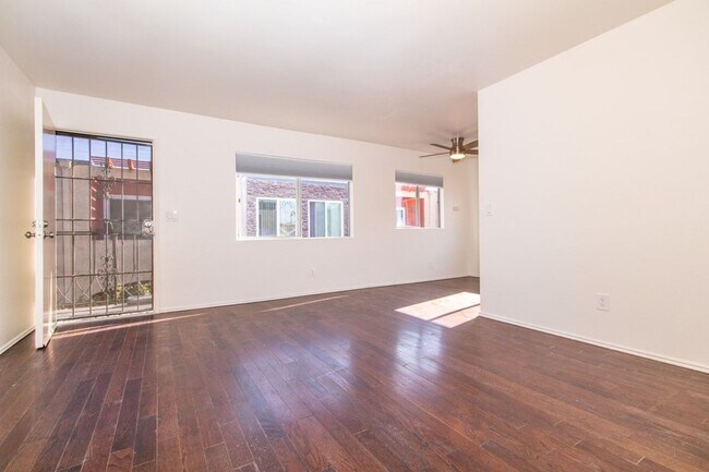 Building Photo - Blocks From the Ocean, Refreshed 1bd / 1ba in Pacific Beach!