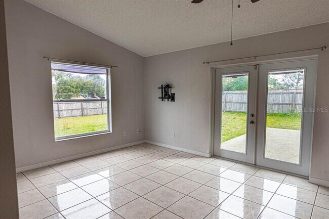 Building Photo - 233 E Gardenia Dr