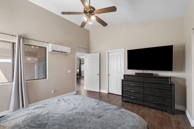 Building Photo - INCREDIBLE UPDATED 3 BEDROOM 2 BATH HOUSE ...