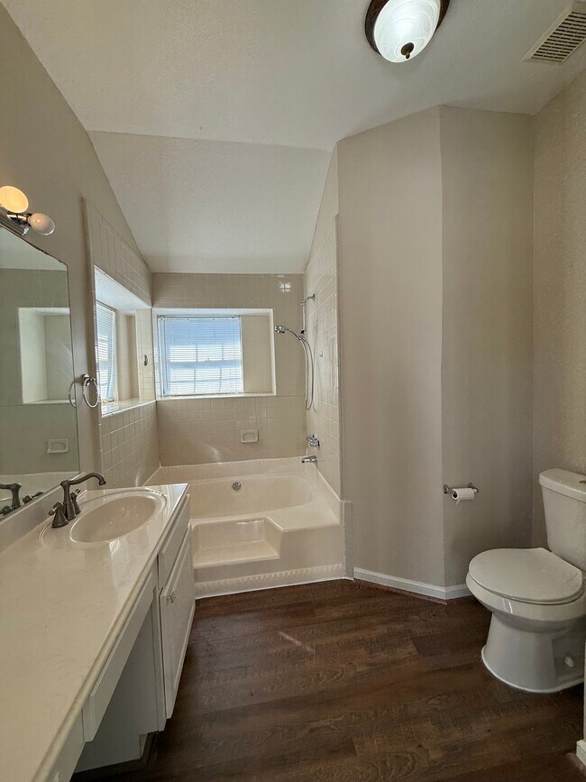 Building Photo - 11980 La Salle River Rd