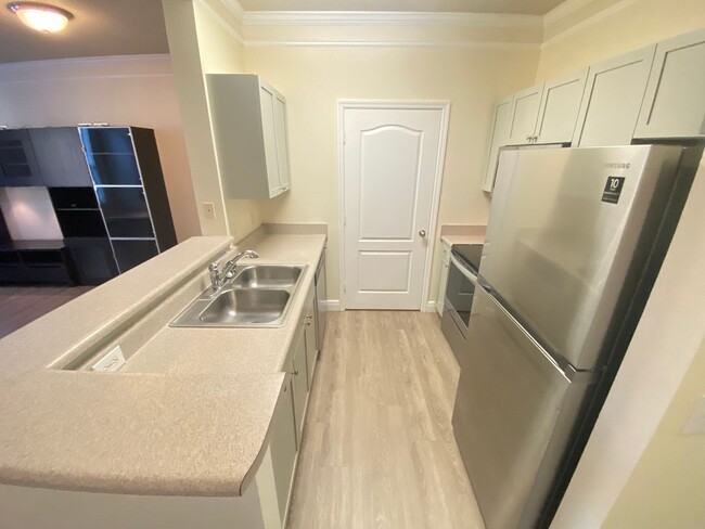 Building Photo - Stunning one bedroom, one bath luxury condo with large garage and fabulous community amenities.