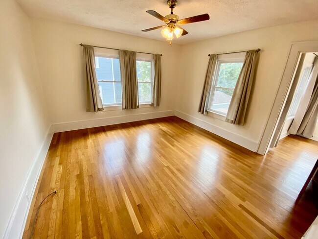 Building Photo - North Asheville - Renovated 1020's Charmer!