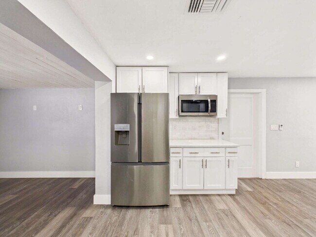 Building Photo - Bright & Pet-Friendly 2BR Home in River Pa...