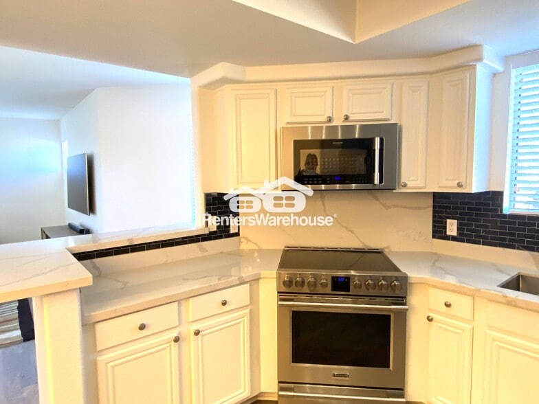 Building Photo - 4925 E Desert Cove Ave