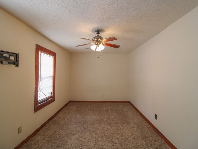 Building Photo - Move in Ready! Close to downtown Athens!