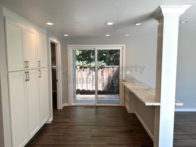 Building Photo - Beautiful and spacious 4 Bed/ 2.5 Bath/ 2,...