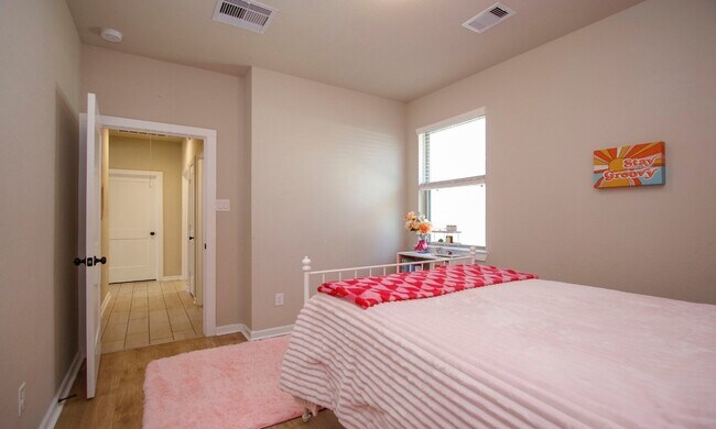 Building Photo - 320 Rise Ln