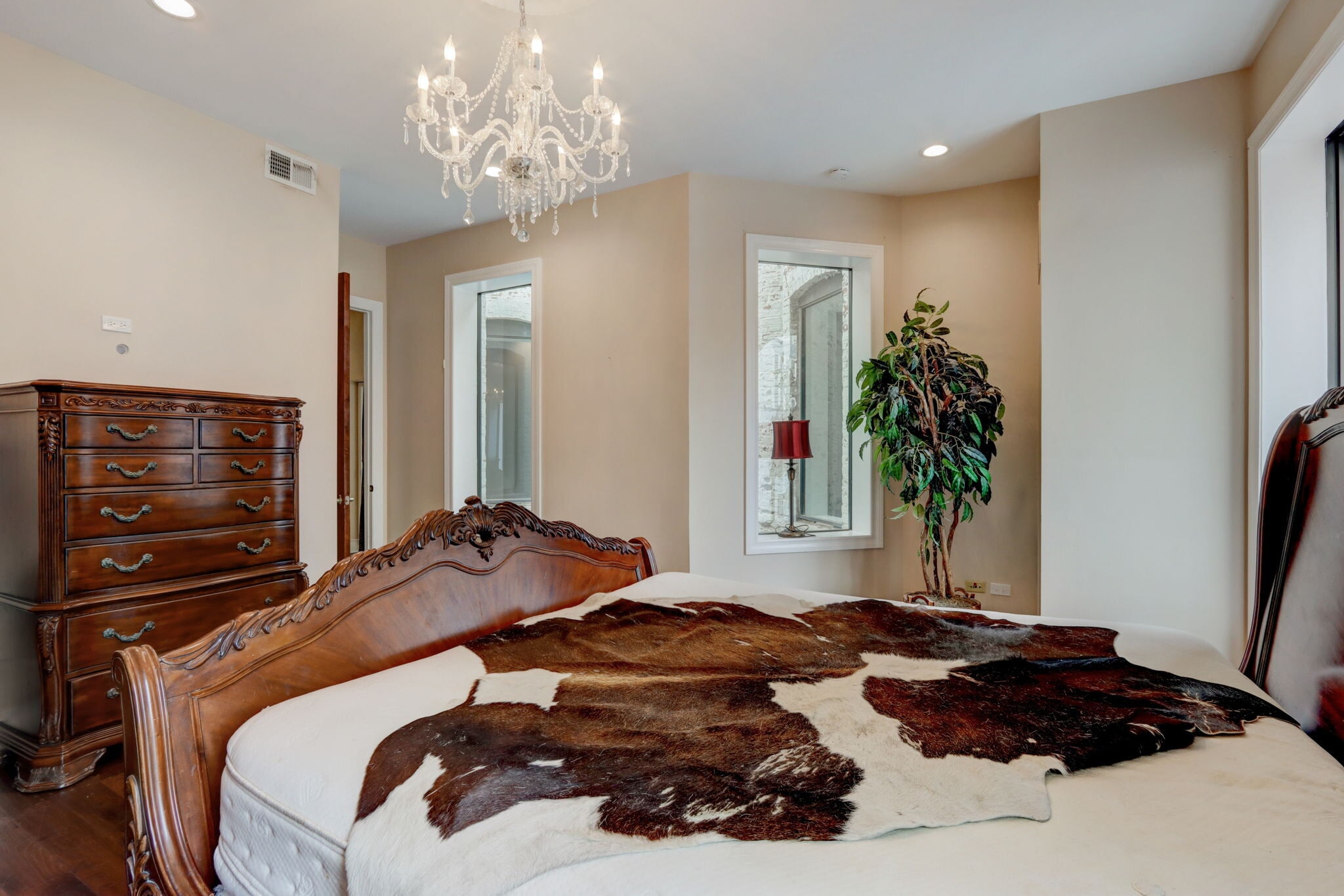 Building Photo - 20 W Ontario St