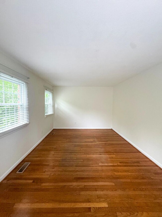 Building Photo - Charming 3 Bed 1.5 Bath Home Close to Fort Bragg