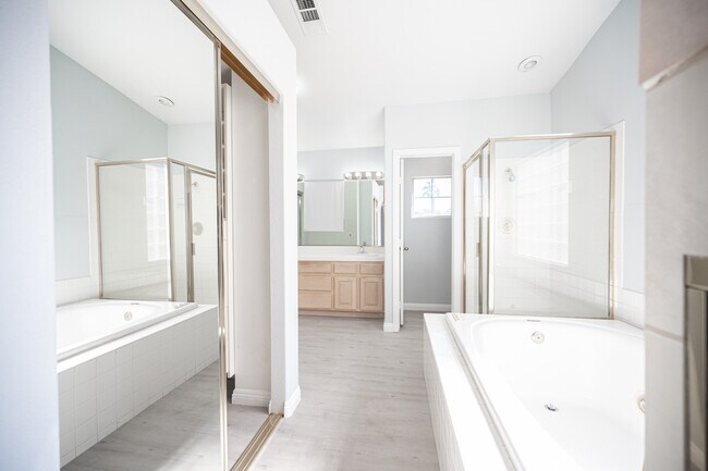 Building Photo - 8420 Bay Crest Dr