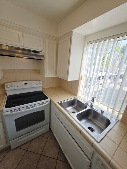 Building Photo - 12835 Kling St