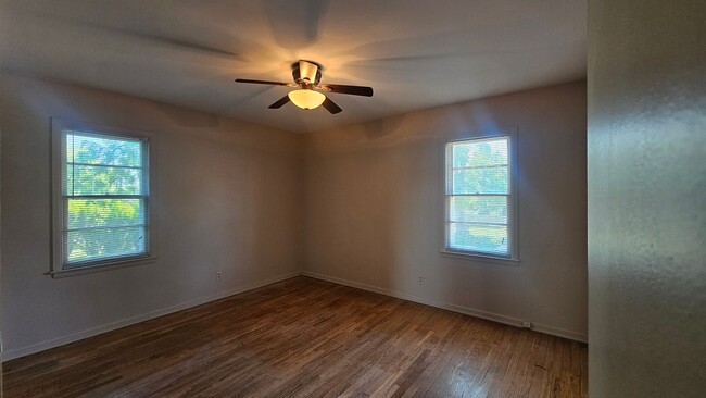 Building Photo - Mid Century 3 Bedroom
