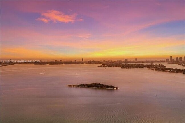 Building Photo - 700 NE 24th St