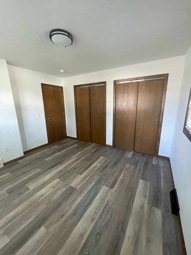 Building Photo - FULLY UPDATED 2-bedroom, 1-bath home (with bonus room) in Janesville