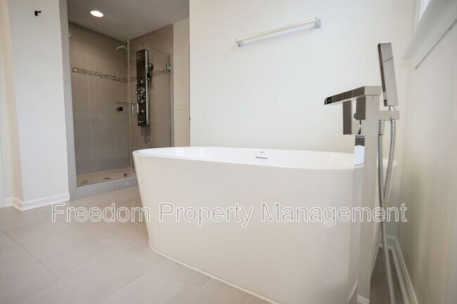 Building Photo - 2425 Morgans Point Dr