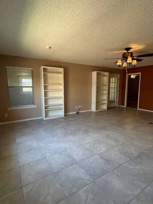 Building Photo - Beautiful Home in Plantation Oaks