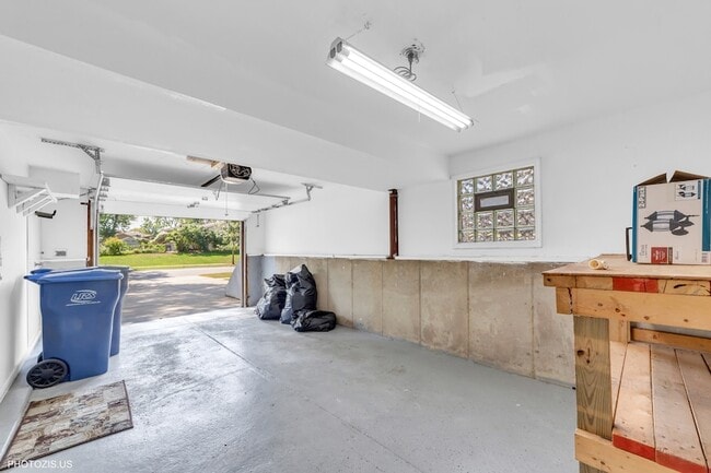 Building Photo - 728 Boxwood Dr