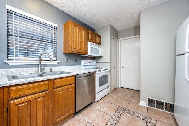 Building Photo - 1925 Parkside Dr